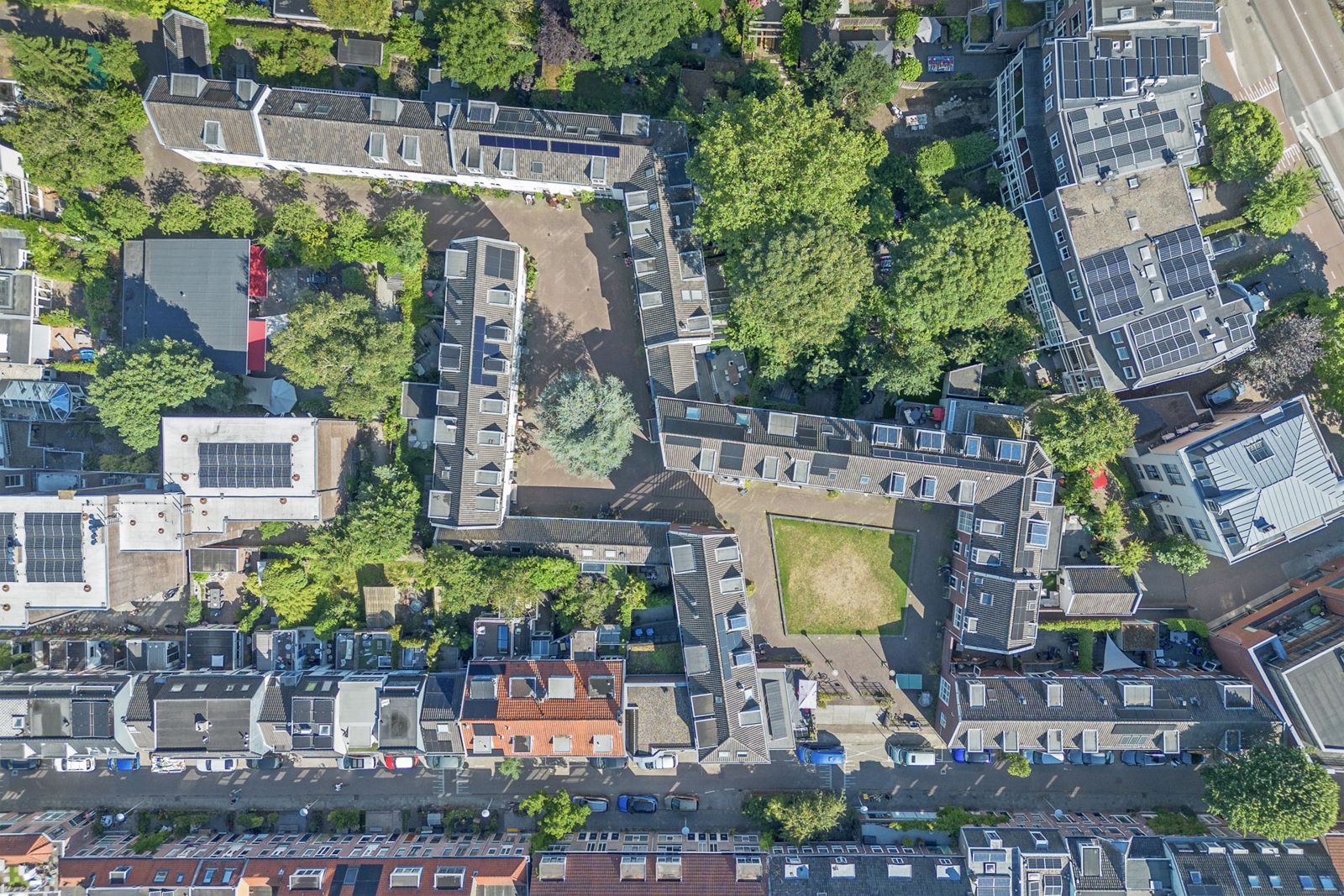 Luchtfoto van het Pastor Stockmannhof met de gebouwen rond de pleinen, het grasveld en de bomen